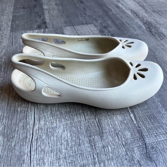 Crocs slip on sandals ivory size 9 - Picture 1 of 9